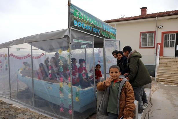 Fırat Nehri'ndeki atıl tekneyi onarıp, öğrencileri için kütüphaneye çevirdi