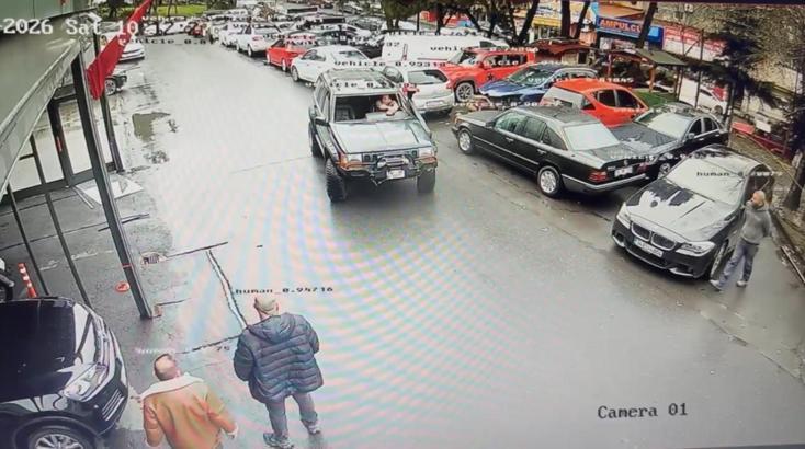 İstanbul - Maslak’ta eski ortağının iş yerini silahla bastı; tehdit edip soyundu