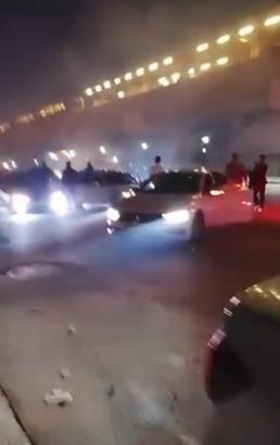 Düğün konvoyundaki otomobillerle trafiği kesip, egzoz sesiyle gürültü yaptılar