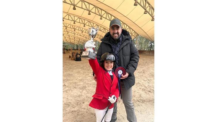 7 yaşındaki Yasmin, binicilik yarışmalarını ilk sırada tamamladı