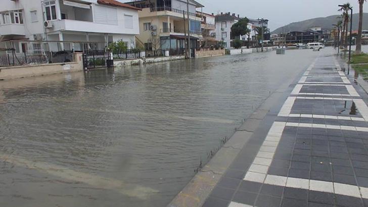 Balıkesir'de lodos; deniz taştı, yollar göle döndü