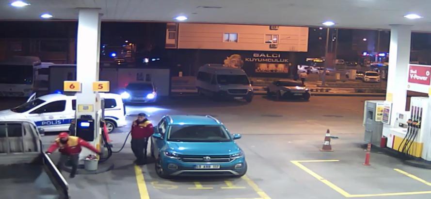 Çalıntı kamyonetle yakıt alırken polis geldi, kaçarken pompayı kopardı