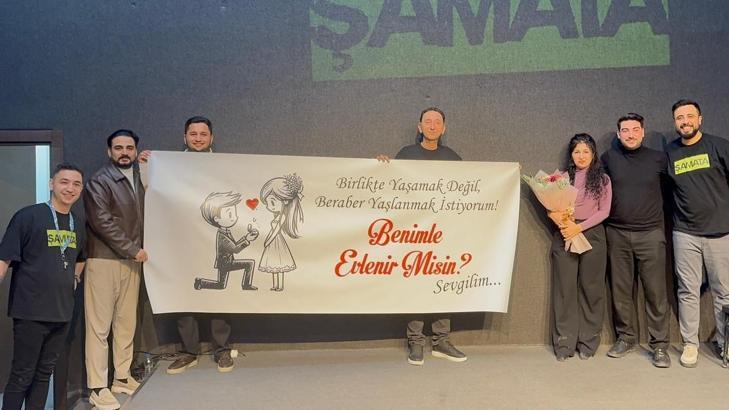 Tiyatro sahnesinde sürpriz evlilik teklifi