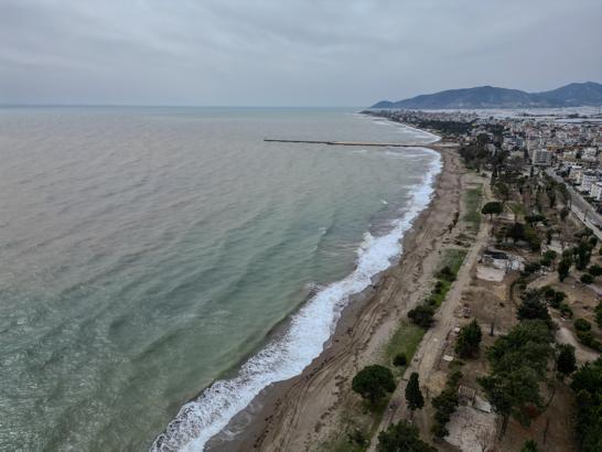 Derelerden akan sel suyu, Akdeniz’i kahverengiye bürüdü