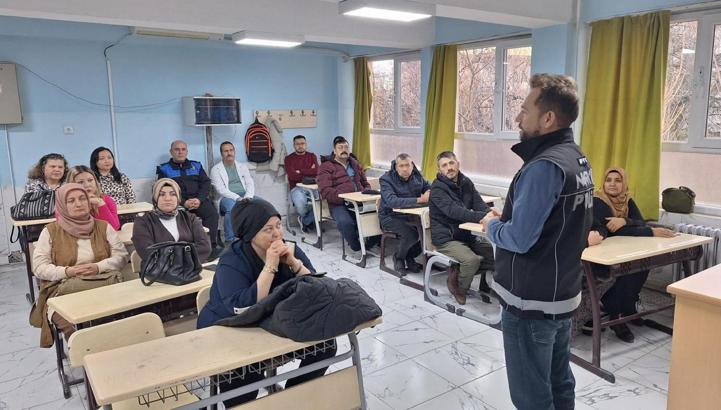 Polisten öğretmen, öğrenci ve velilere eğitim