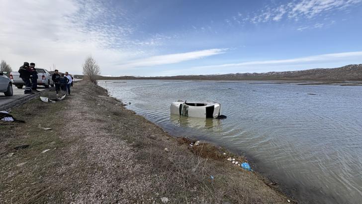 Sivas'ta otomobil şarampoldeki su birikintisine devrildi; sürücü yaralandı