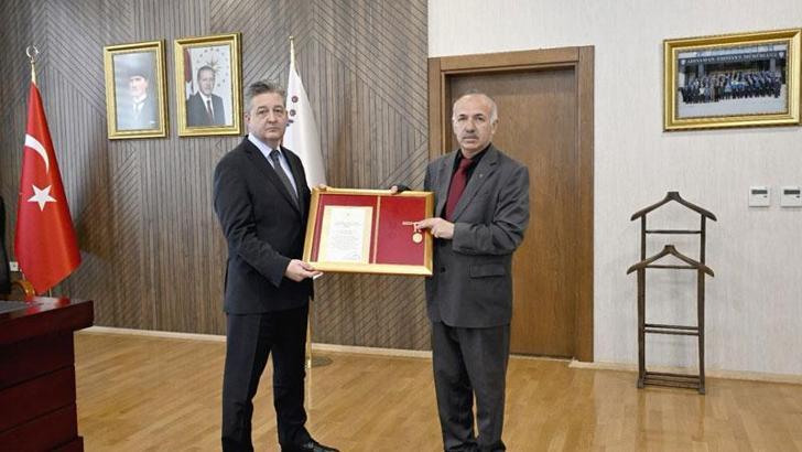 Madalyası depremde kaybolan gaziye yenisi hazırlanıp verildi