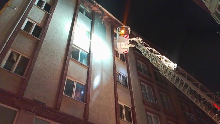 İstanbul - Silivri'de bina girişindeki elektrik trafosu yandı: 2 kişi dumandan etkilendi