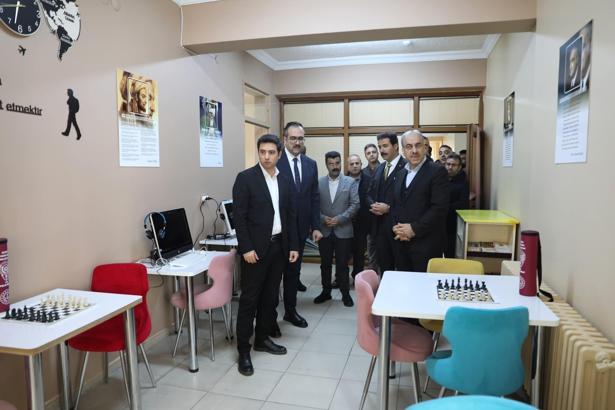 Genç’te geri dönüştürülen malzemelerle z-kütüphane açıldı