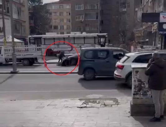 Diyarbakır'da 3 kişinin yaralandığı silahlı kavga kamerada