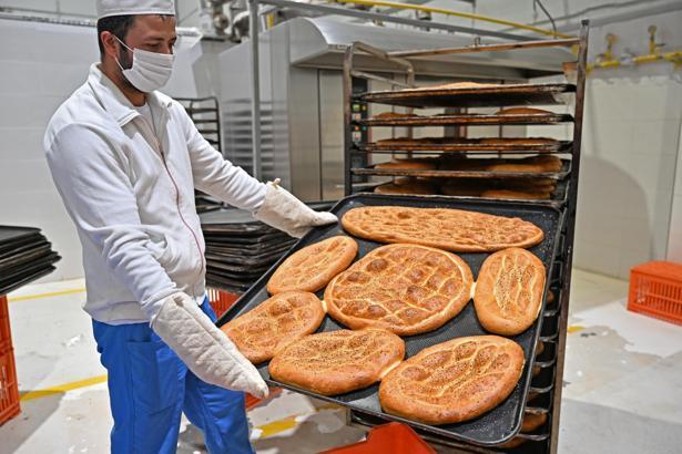Ramazan pidesi Büyükşehir Halk Ekmek büfelerinde