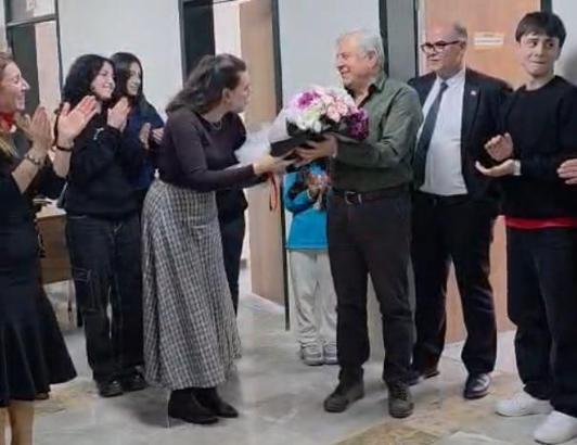 41 yıllık öğretmen alkışlarla emekli oldu