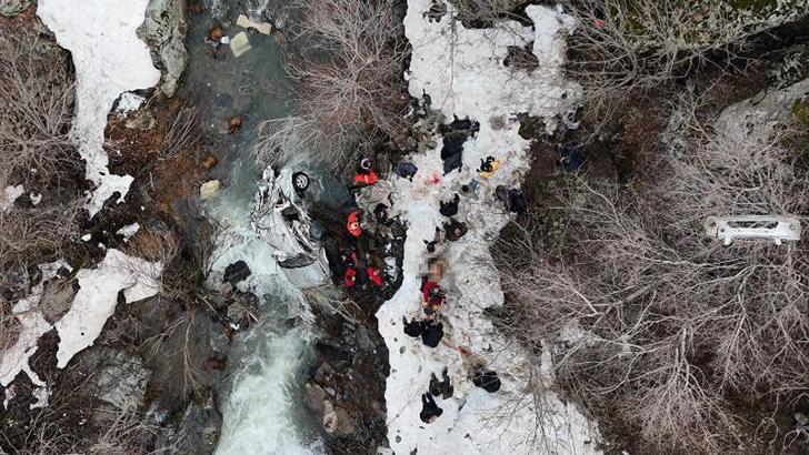 Bitlis'te hafif ticari araç, dereye uçtu: 3 ölü, 5 yaralı