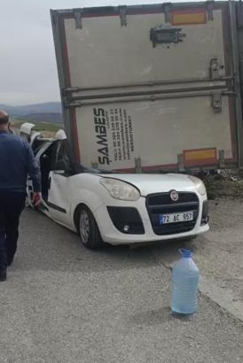 TIR'ın dorsesi, radar aracının üzerine devrildi; jandarma personeli yaralandı