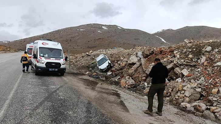 Malatya'da devrilen otomobildeki 5 kişi yaralandı