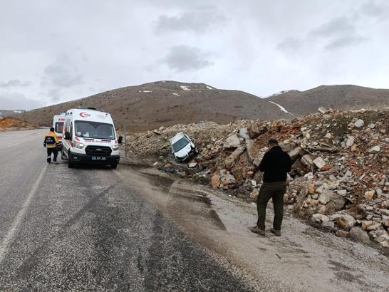 Malatya'da devrilen otomobildeki 5 kişi yaralandı