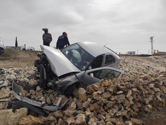 Mardin'de şarampole devrilen otomobilin sürücüsü yaralandı