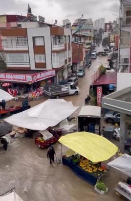 Adana'da sağanak; yollar göle döndü