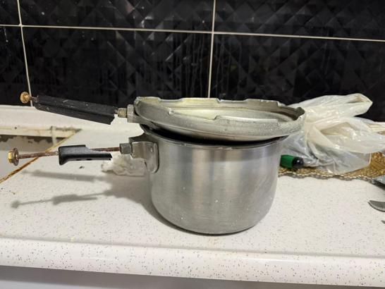 Ocaktaki düdüklü tencere patladı; mutfak kullanılamaz hale geldi