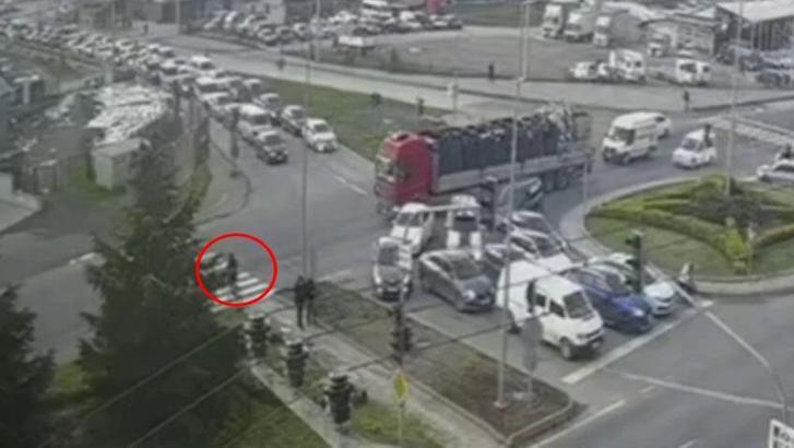 Otomobilin çarptığı bisikletli ağır yaralandı; kaza anı kamerada