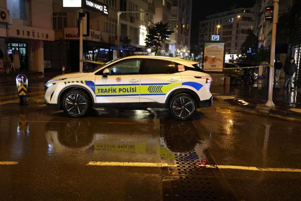 İzmir’de sağanak; cadde ve sokaklar göle döndü, sürücüler zor anlar yaşadı (4)