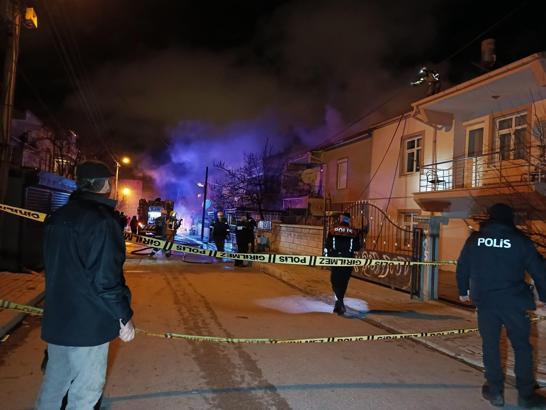 Çatı katında çıkan yangın bitişikteki binaya sıçradı: 3 kişi dumandan etkilendi