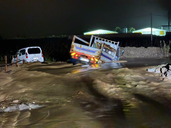 Manisa’da derede mahsur kalan 2 araç kurtarıldı