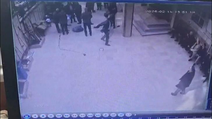 İstanbul - Sultangazi'de cami avlusunda dayısına kaldırım taşıyla saldırdı