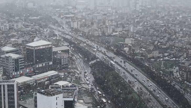 İstanbul - İstanbul'da etkili olan kar yağışı havadan görüntülendi