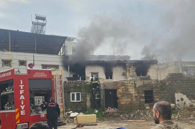 Gaziantep'te 2 katlı ev, çıkan yangında kül oldu