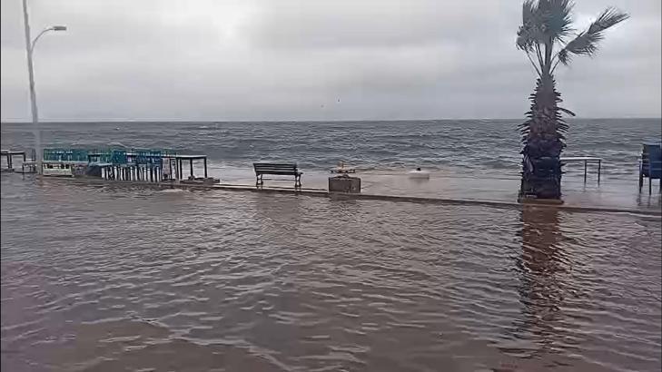 Gemlik'te deniz ile kara birleşti