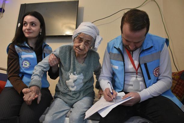 Bitlis'te 101 yaşındaki kadına evde sağlık hizmeti