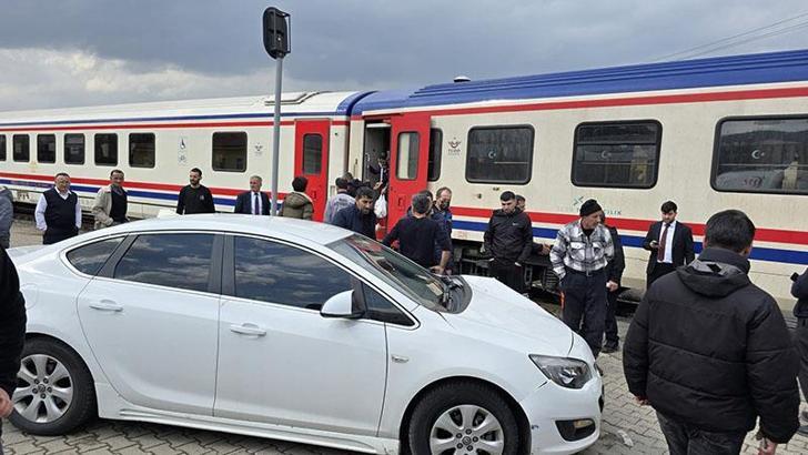 Bingöl'de yolcu treni otomobile çarptı: 3 yaralı