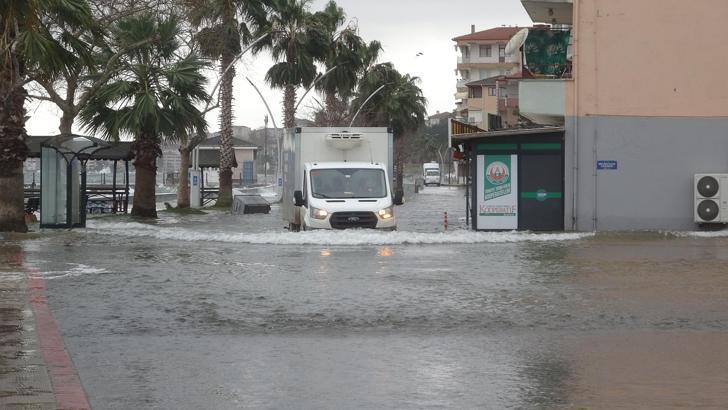 Kocaeli’de lodos; deniz taştı, yollar göle döndü