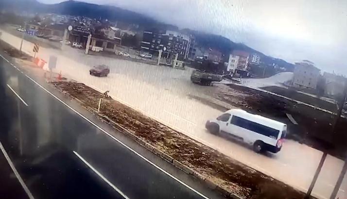Minibüsün otomobile çarptığı kaza kamerada; 1 yaralı