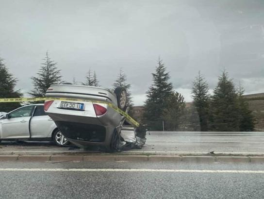 Eskişehir'de otomobiller çarpıştı; 1 ölü, 1 yaralı