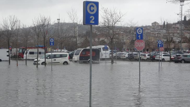 Kocaeli’de lodos; deniz taştı, yollar göle döndü (2)