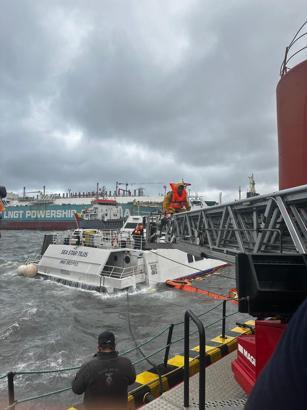 Gemide mahsur kalan 6 personel, sepetli merdivenle kurtarıldı