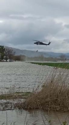 Büyük Menderes Nehri taştı; mahsur kalan çiftlik sahibi, jandarma helikopteri ile kurtarıldı