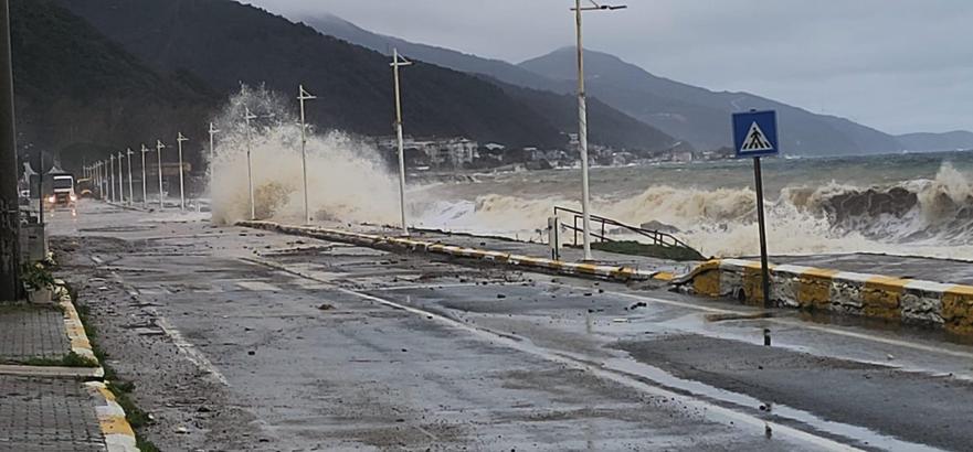 Yalova'da fırtına; deniz taştı, balıkçı barınakları zarar gördü