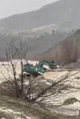 Kahramanmaraş’ta dere taştı, mahsur kalan vatandaş iş makinesiyle kurtarıldı