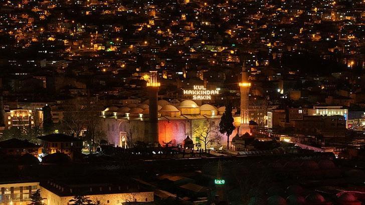 Tarihi Ulu Cami'nin 'Kul hakkından sakın' yazılı mahyası yakıldı