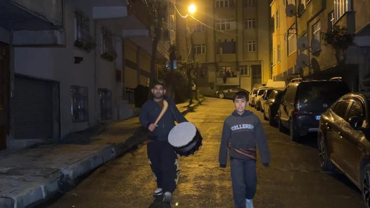 İstanbul - İstanbul'da ramazan davulcuları ilk sahurla birlikte göreve başladı