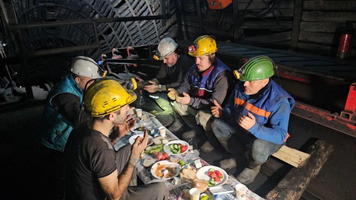 Zonguldak’ta madenciler, yerin metrelerce altında ilk sahurunu yaptı