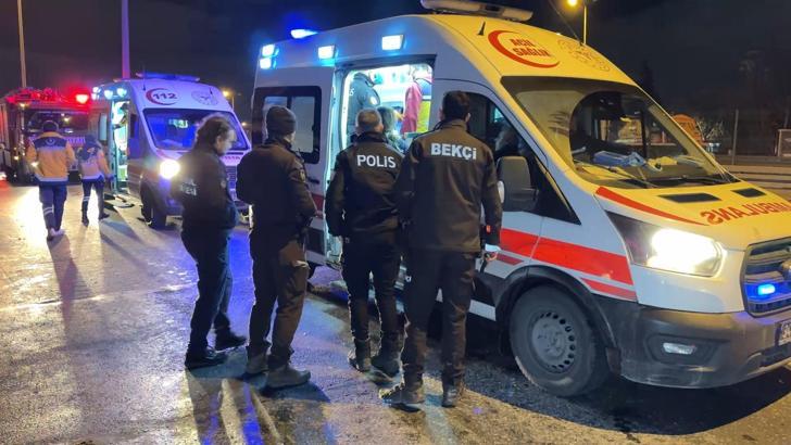 İstanbul- Avcılar D-100'de otomobil minibüse çarptı: 2 yaralı