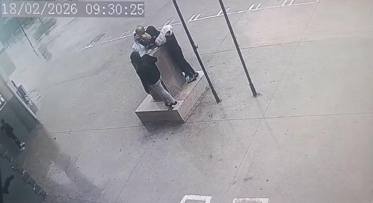 Fırtınada düşmek üzere olan Atatürk büstünü öğrenciler el birliği ile korudu