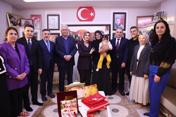 Bakan Göktaş, şehit ailesini ziyaret etti