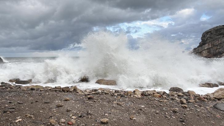 Amasra'da fırtına; dalgalar kaldırım taşlarını söktü