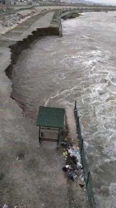 Batman’da su debisi yükseldi, taşkın koruma duvarı yıkıldı