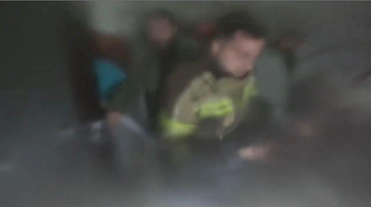 Ev yangınında mahsur kalan kişi kurtarıldı: O anlar kask kamerasında